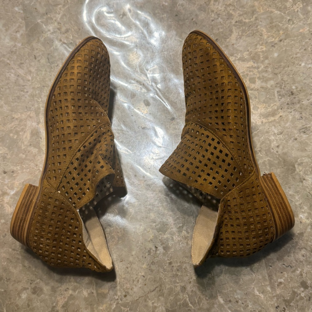 Catherine Malandrino brown booties size 10
In great condition